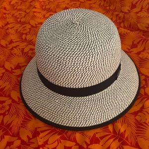 Like new Wallaroo “Darby” hat